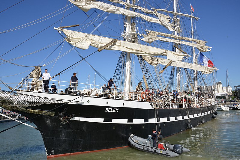Bateau Belem de la fondation Belem sur le port et la mer