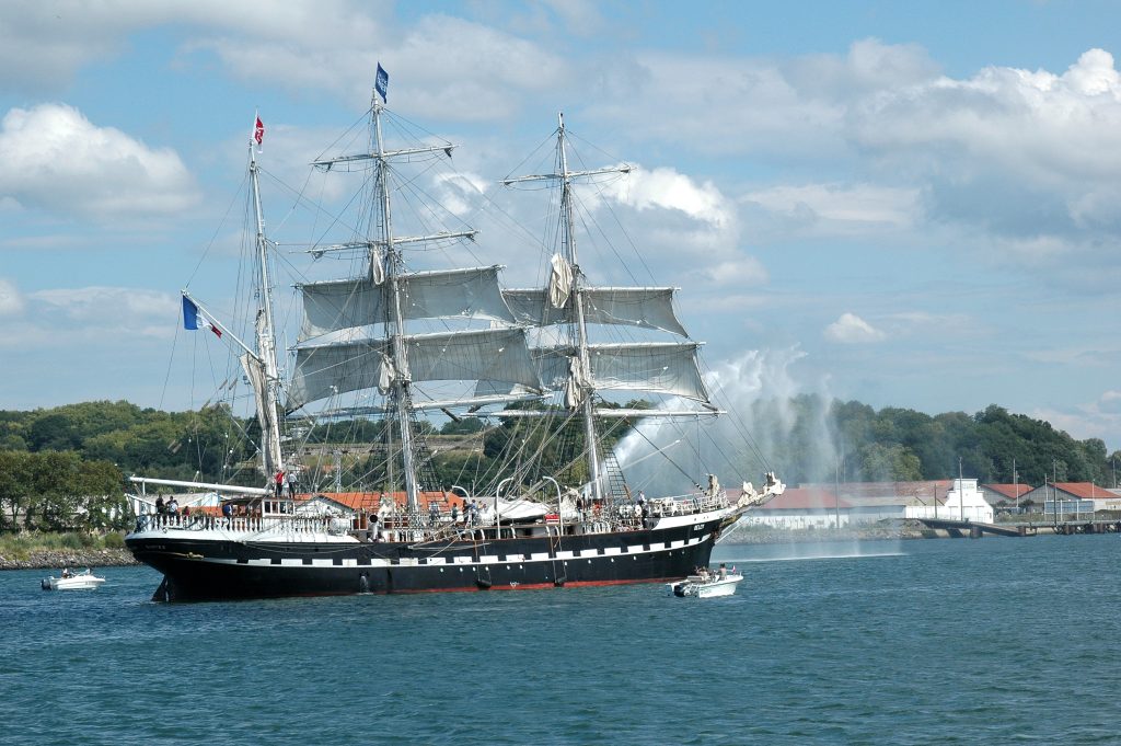 Bateau Belem de la fondation Belem sur le port et la mer