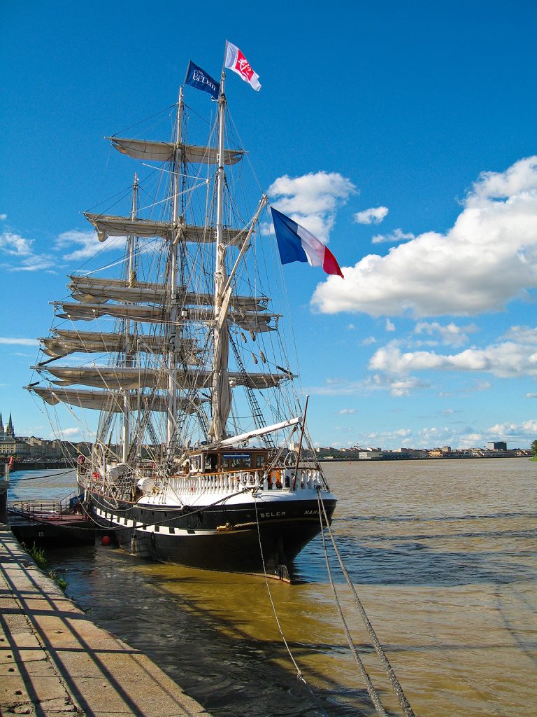Bateau Belem de la fondation Belem sur le port et la mer