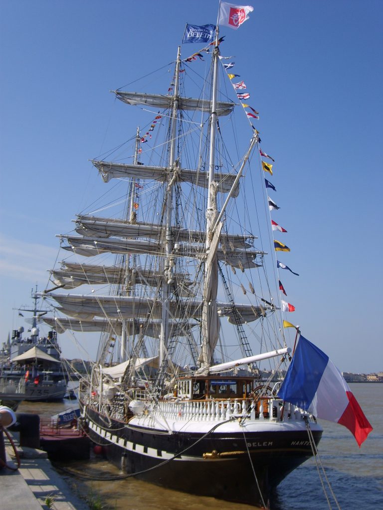 Bateau Belem de la fondation Belem sur le port et la mer