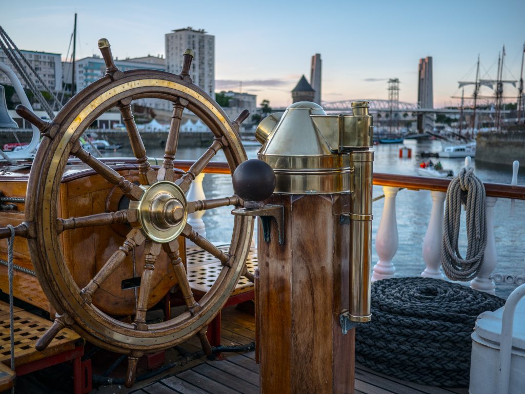 Bateau Belem de la fondation Belem sur le port et la mer