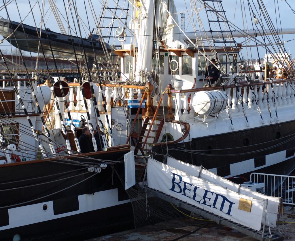 Bateau Belem de la fondation Belem sur le port et la mer