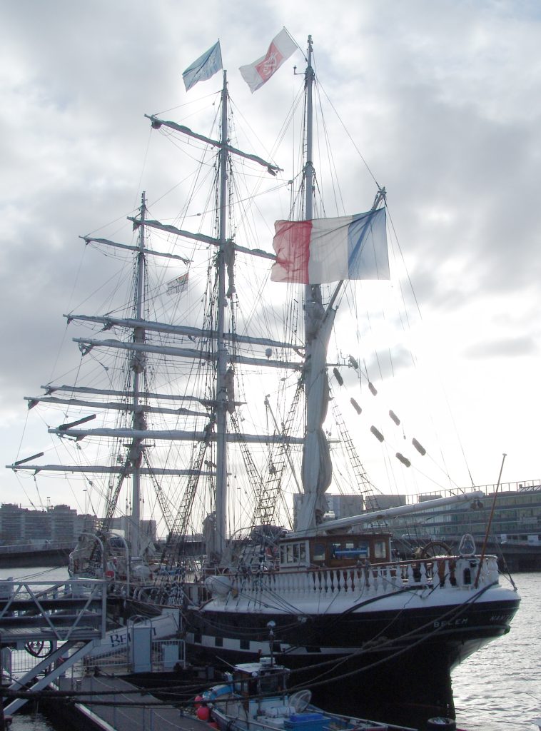 Bateau Belem de la fondation Belem sur le port et la mer
