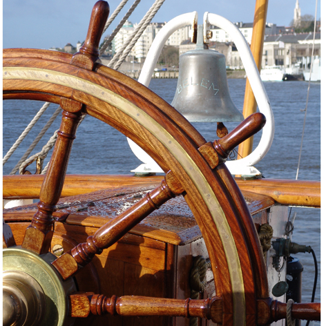 Bateau Belem de la fondation Belem sur le port et la mer
