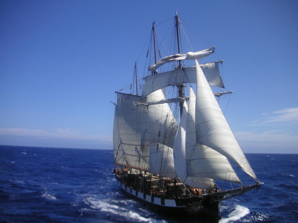 Bateau Belem de la fondation Belem sur le port et la mer